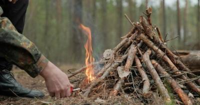 Comment allumer un feu : mthodes traditionnelles et outils utiles