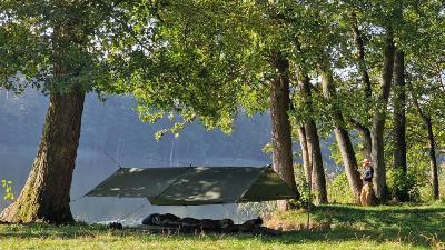 Tarp ou tente bushcraft : quelle solution choisir pour un bivouac l�ger et efficace ?