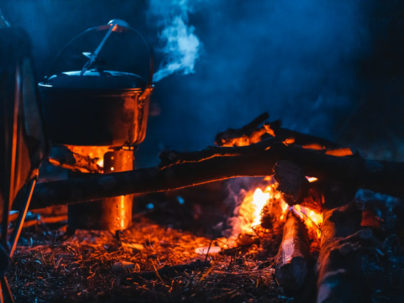 Cuisiner en pleine nature : réchauds bushcraft, popotes et astuces pratiques