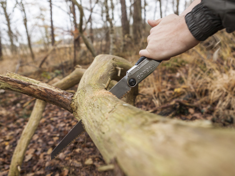 Scie ou hache bushcraft : quel outil choisir pour couper du bois en forêt ?